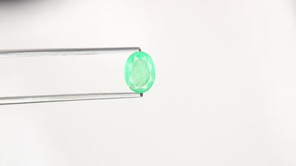 0.96 CT Beautiful Green Emerald Sapphire Oval Cut Gemstone For Engagement Ring